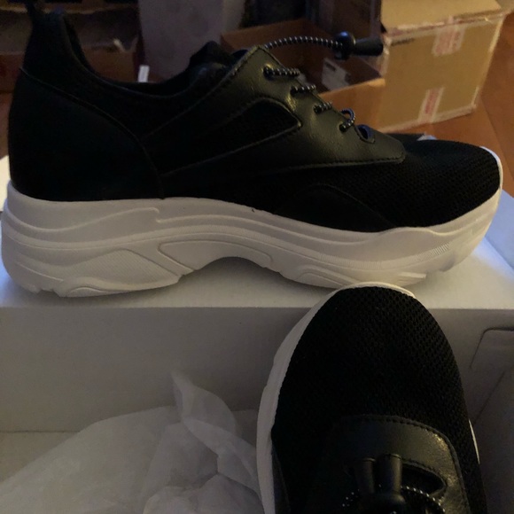 Women’s walking shoe (wide width) - Picture 2 of 4